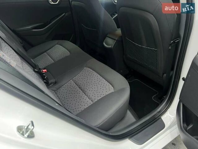 Білий Хендай Ioniq, об'ємом двигуна 0 л та пробігом 98 тис. км за 11300 $, фото 27 на Automoto.ua