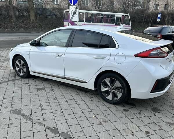 Белый Хендай Ioniq, объемом двигателя 0 л и пробегом 126 тыс. км за 14800 $, фото 13 на Automoto.ua