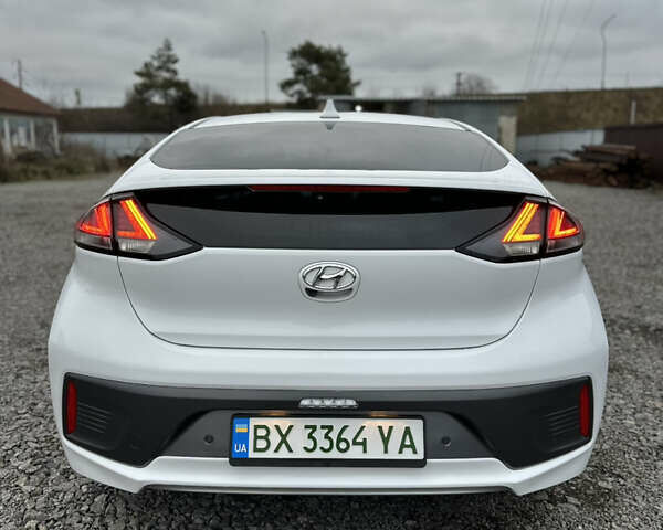 Белый Хендай Ioniq, объемом двигателя 0 л и пробегом 85 тыс. км за 16499 $, фото 9 на Automoto.ua
