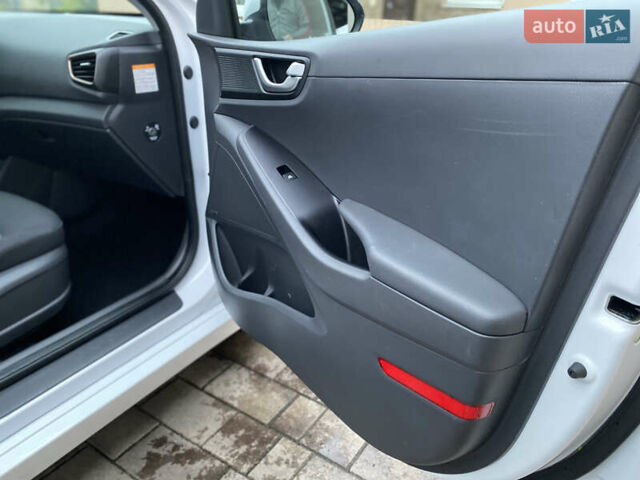 Белый Хендай Ioniq, объемом двигателя 0 л и пробегом 62 тыс. км за 12990 $, фото 27 на Automoto.ua