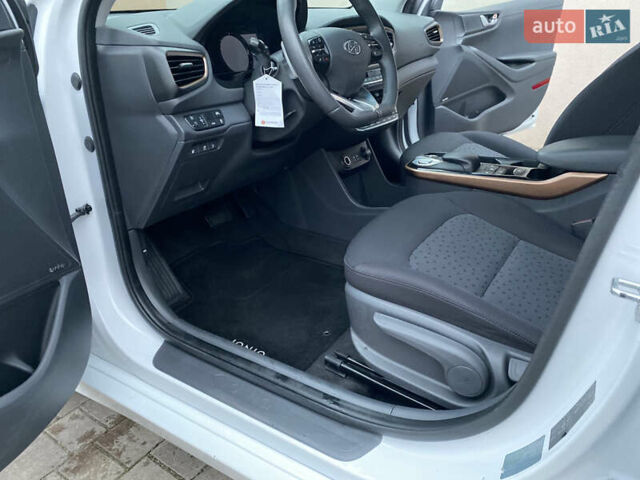 Белый Хендай Ioniq, объемом двигателя 0 л и пробегом 62 тыс. км за 12990 $, фото 16 на Automoto.ua