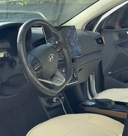 Белый Хендай Ioniq, объемом двигателя 0 л и пробегом 130 тыс. км за 13000 $, фото 17 на Automoto.ua