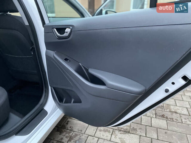 Белый Хендай Ioniq, объемом двигателя 0 л и пробегом 62 тыс. км за 12990 $, фото 25 на Automoto.ua