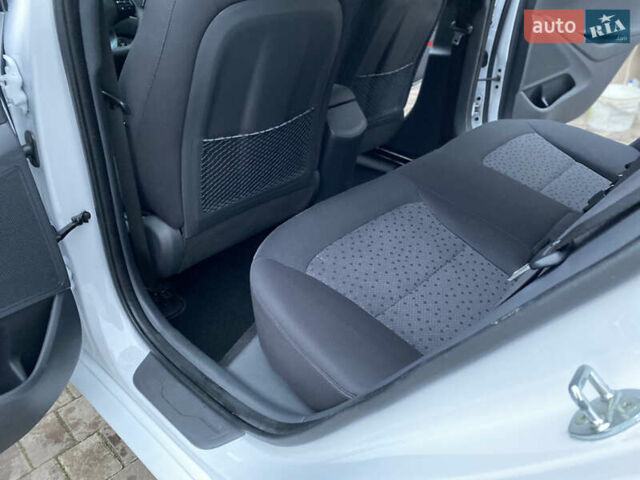 Белый Хендай Ioniq, объемом двигателя 0 л и пробегом 62 тыс. км за 12990 $, фото 23 на Automoto.ua