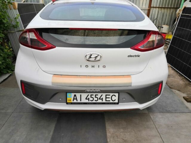 Белый Хендай Ioniq, объемом двигателя 1 л и пробегом 260 тыс. км за 12236 $, фото 7 на Automoto.ua