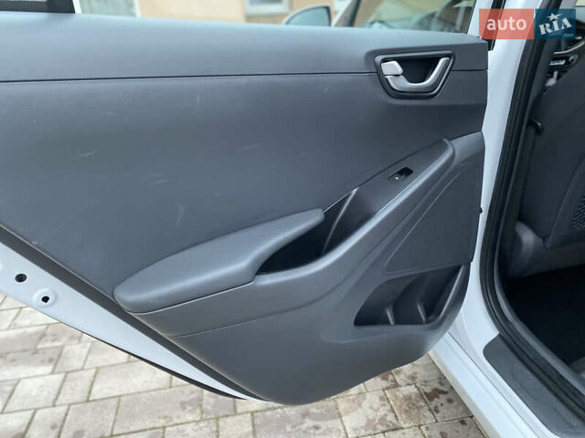 Белый Хендай Ioniq, объемом двигателя 0 л и пробегом 62 тыс. км за 12990 $, фото 24 на Automoto.ua