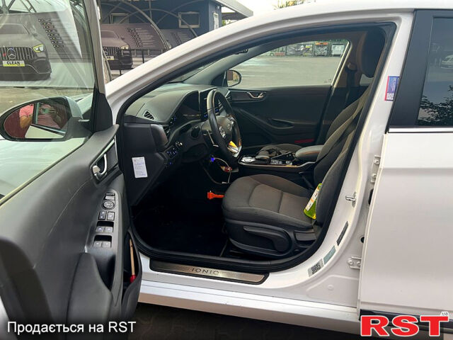 Білий Хендай Ioniq, об'ємом двигуна 1 л та пробігом 121 тис. км за 14100 $, фото 3 на Automoto.ua