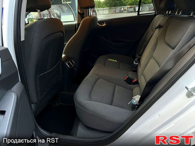 Білий Хендай Ioniq, об'ємом двигуна 1 л та пробігом 121 тис. км за 14100 $, фото 10 на Automoto.ua