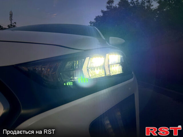 Білий Хендай Ioniq, об'ємом двигуна 1 л та пробігом 121 тис. км за 14100 $, фото 2 на Automoto.ua