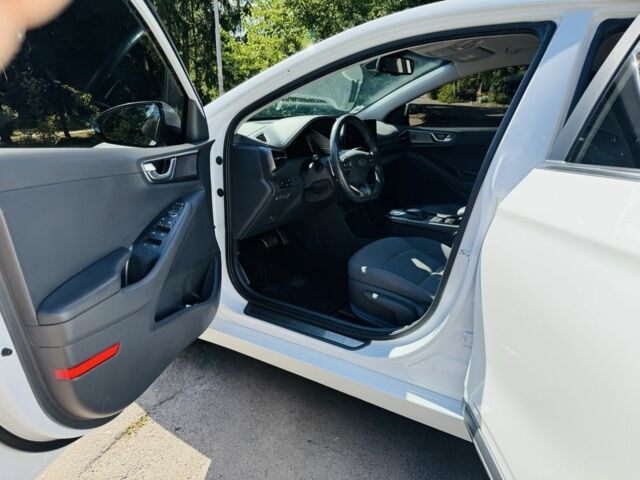 Белый Хендай Ioniq, объемом двигателя 0 л и пробегом 63 тыс. км за 17300 $, фото 10 на Automoto.ua