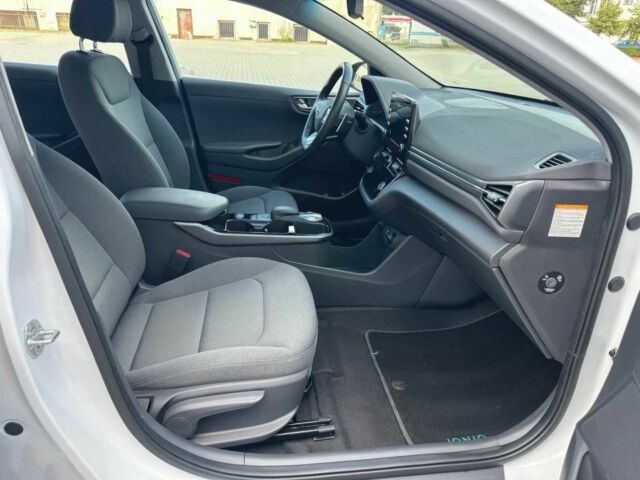 Белый Хендай Ioniq, объемом двигателя 0 л и пробегом 45 тыс. км за 12000 $, фото 8 на Automoto.ua