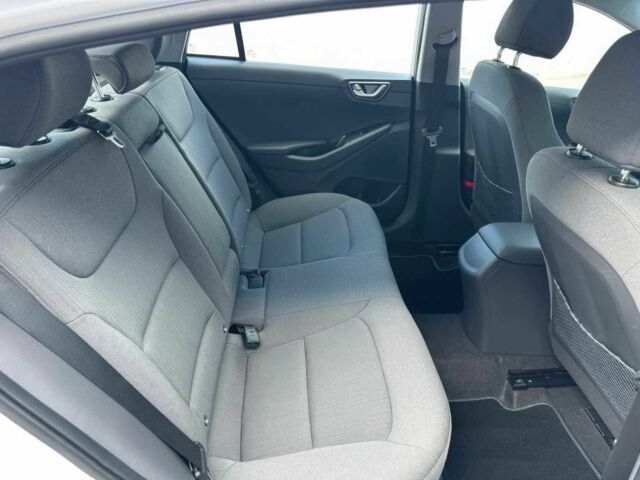 Белый Хендай Ioniq, объемом двигателя 0 л и пробегом 45 тыс. км за 12000 $, фото 11 на Automoto.ua