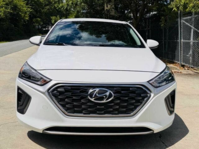 Белый Хендай Ioniq, объемом двигателя 1.6 л и пробегом 22 тыс. км за 30000 $, фото 1 на Automoto.ua