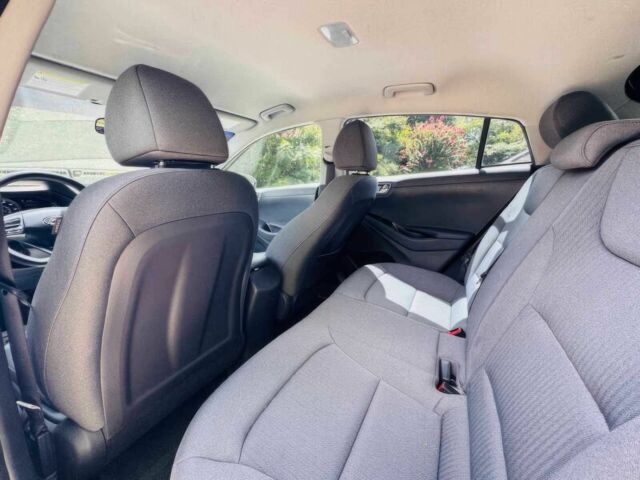 Белый Хендай Ioniq, объемом двигателя 1.6 л и пробегом 22 тыс. км за 30000 $, фото 8 на Automoto.ua