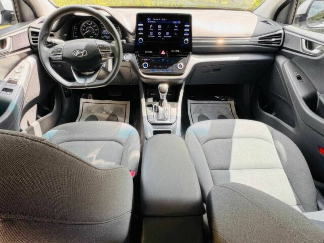 Белый Хендай Ioniq, объемом двигателя 1.6 л и пробегом 22 тыс. км за 30000 $, фото 7 на Automoto.ua