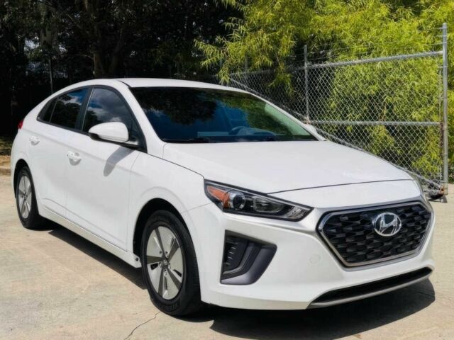 Белый Хендай Ioniq, объемом двигателя 1.6 л и пробегом 22 тыс. км за 30000 $, фото 2 на Automoto.ua