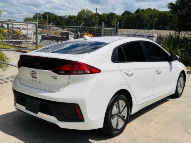 Белый Хендай Ioniq, объемом двигателя 1.6 л и пробегом 22 тыс. км за 30000 $, фото 3 на Automoto.ua