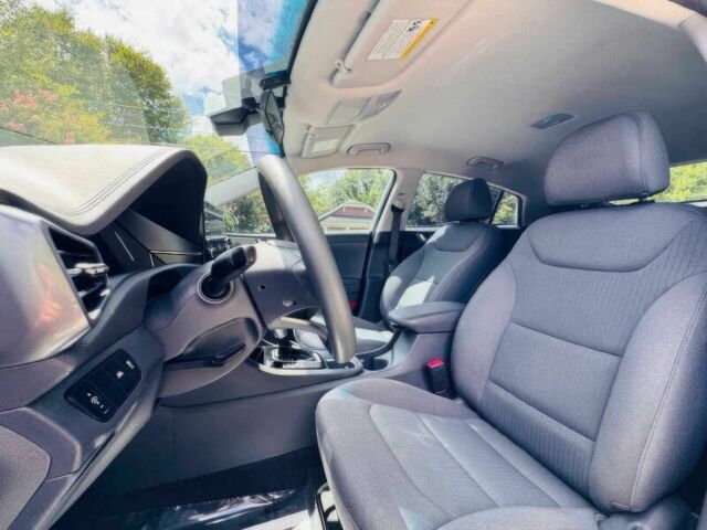 Белый Хендай Ioniq, объемом двигателя 1.6 л и пробегом 22 тыс. км за 30000 $, фото 6 на Automoto.ua