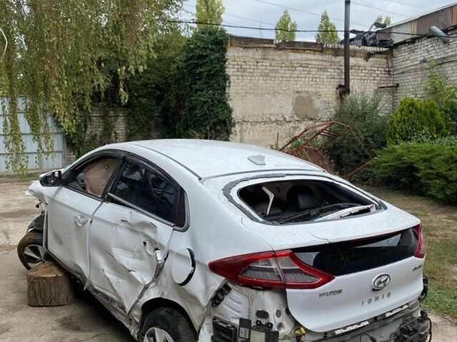 Белый Хендай Ioniq, объемом двигателя 0 л и пробегом 100 тыс. км за 3500 $, фото 4 на Automoto.ua