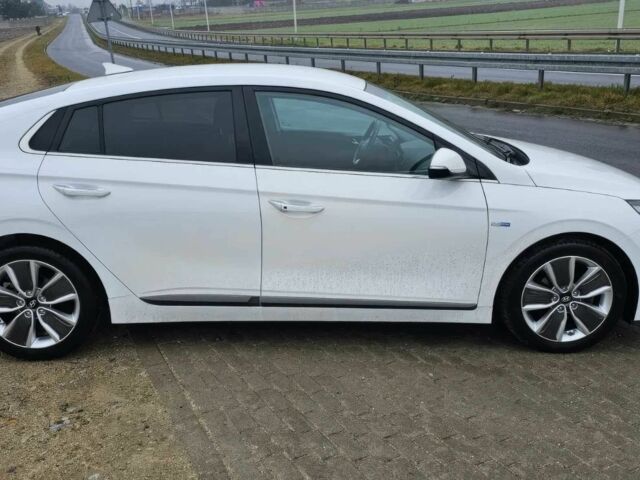 Белый Хендай Ioniq, объемом двигателя 0 л и пробегом 50 тыс. км за 9900 $, фото 3 на Automoto.ua