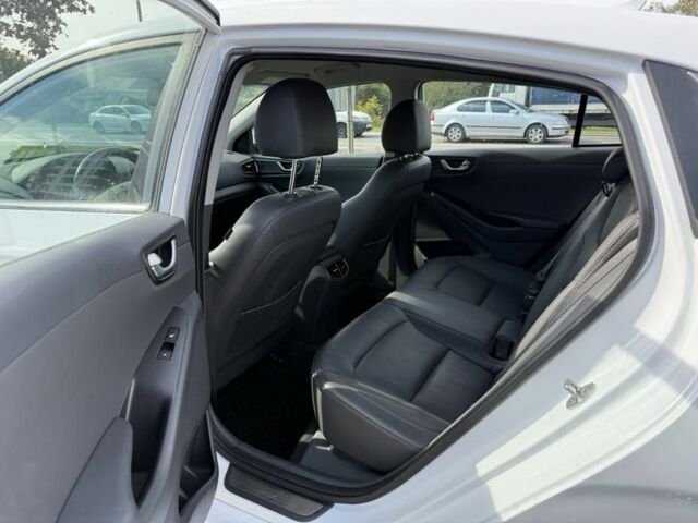 Белый Хендай Ioniq, объемом двигателя 0 л и пробегом 120 тыс. км за 12999 $, фото 4 на Automoto.ua