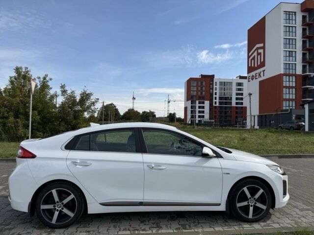 Белый Хендай Ioniq, объемом двигателя 0 л и пробегом 120 тыс. км за 12999 $, фото 2 на Automoto.ua
