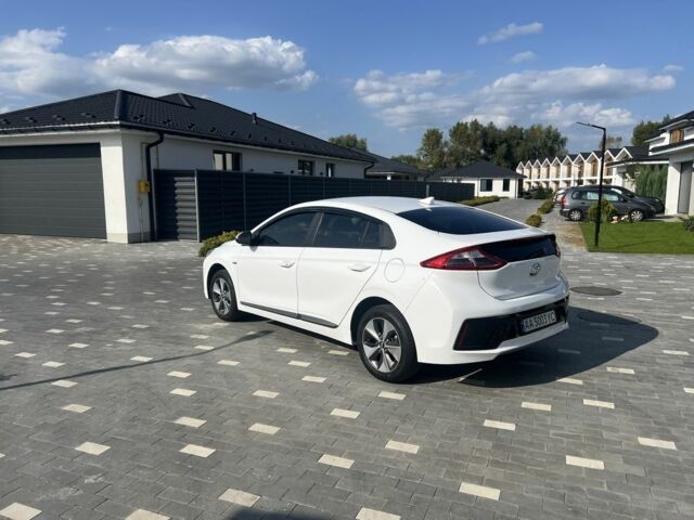 Білий Хендай Ioniq, об'ємом двигуна 0 л та пробігом 61 тис. км за 15900 $, фото 4 на Automoto.ua