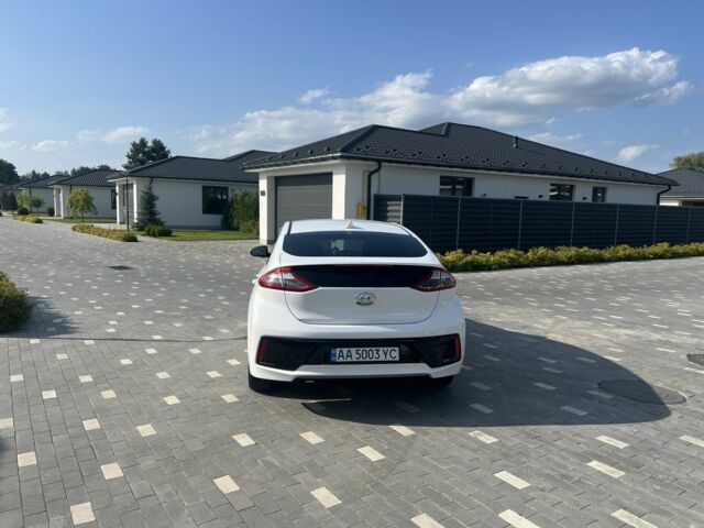 Білий Хендай Ioniq, об'ємом двигуна 0 л та пробігом 61 тис. км за 15900 $, фото 5 на Automoto.ua