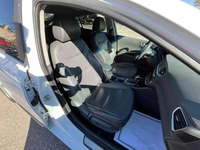 Белый Хендай Ioniq, объемом двигателя 1.6 л и пробегом 66 тыс. км за 292 $, фото 9 на Automoto.ua