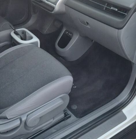 Белый Хендай Ioniq, объемом двигателя 0 л и пробегом 62 тыс. км за 24500 $, фото 12 на Automoto.ua