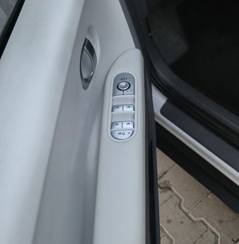 Белый Хендай Ioniq, объемом двигателя 0 л и пробегом 62 тыс. км за 24500 $, фото 18 на Automoto.ua