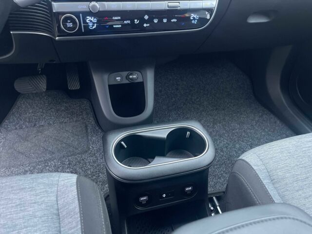 Белый Хендай Ioniq, объемом двигателя 0 л и пробегом 82 тыс. км за 22902 $, фото 16 на Automoto.ua