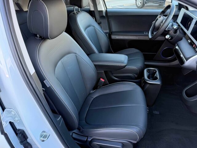 Белый Хендай Ioniq, объемом двигателя 0 л и пробегом 16 тыс. км за 15500 $, фото 9 на Automoto.ua
