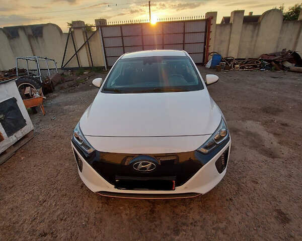 Хендай Ioniq 2018 у Нововолинськ на Automoto.ua Білий Хендай Ioniq, об'ємом двигуна 0 л та пробігом 50 тис. км за 19500 $, фото 1 на Automoto.ua