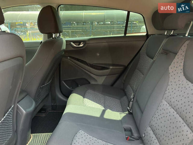 Белый Хендай Ioniq, объемом двигателя 0 л и пробегом 103 тыс. км за 15900 $, фото 22 на Automoto.ua