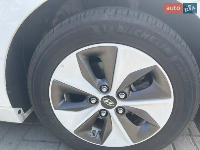 Белый Хендай Ioniq, объемом двигателя 0 л и пробегом 124 тыс. км за 15000 $, фото 12 на Automoto.ua