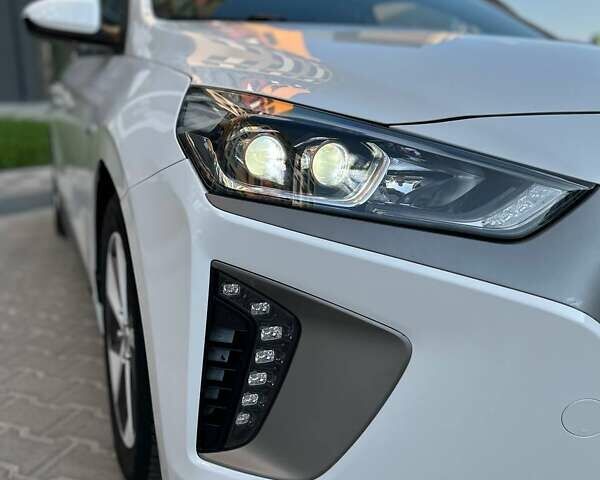 Белый Хендай Ioniq, объемом двигателя 0 л и пробегом 62 тыс. км за 14100 $, фото 28 на Automoto.ua