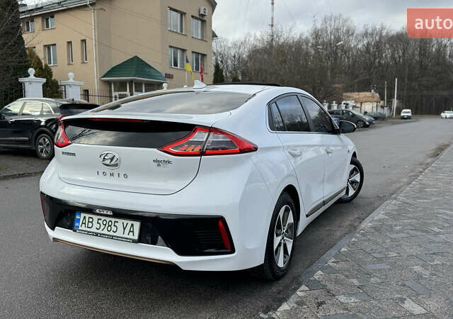 Белый Хендай Ioniq, объемом двигателя 0 л и пробегом 130 тыс. км за 15500 $, фото 3 на Automoto.ua