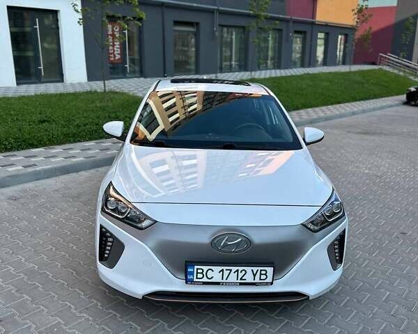 Белый Хендай Ioniq, объемом двигателя 0 л и пробегом 62 тыс. км за 14100 $, фото 4 на Automoto.ua