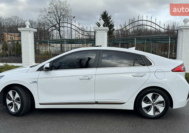 Белый Хендай Ioniq, объемом двигателя 0 л и пробегом 130 тыс. км за 15500 $, фото 6 на Automoto.ua