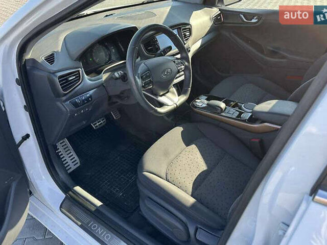Білий Хендай Ioniq, об'ємом двигуна 0 л та пробігом 97 тис. км за 10250 $, фото 12 на Automoto.ua