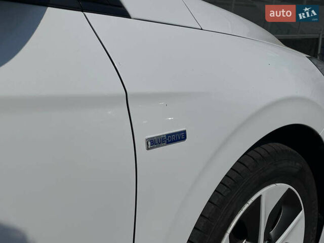 Белый Хендай Ioniq, объемом двигателя 0 л и пробегом 103 тыс. км за 15900 $, фото 36 на Automoto.ua