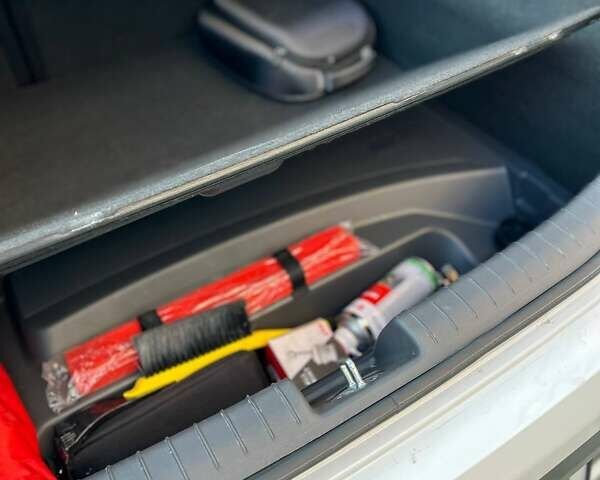 Белый Хендай Ioniq, объемом двигателя 0 л и пробегом 62 тыс. км за 14100 $, фото 36 на Automoto.ua