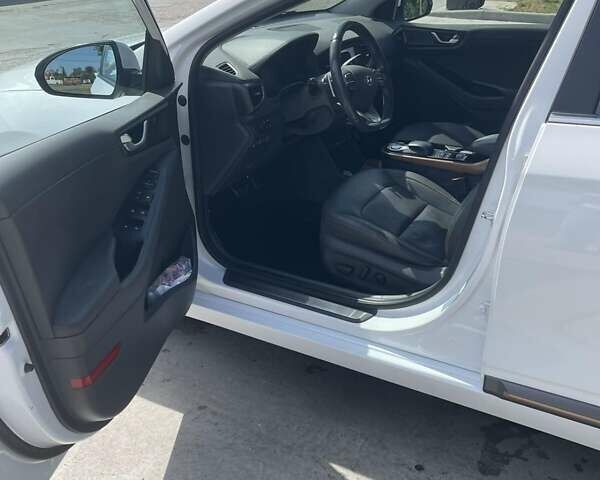 Белый Хендай Ioniq, объемом двигателя 0 л и пробегом 124 тыс. км за 15000 $, фото 13 на Automoto.ua