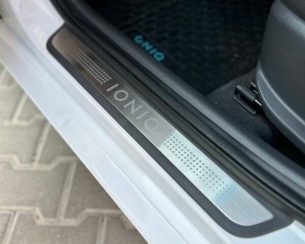 Белый Хендай Ioniq, объемом двигателя 0 л и пробегом 62 тыс. км за 14100 $, фото 42 на Automoto.ua