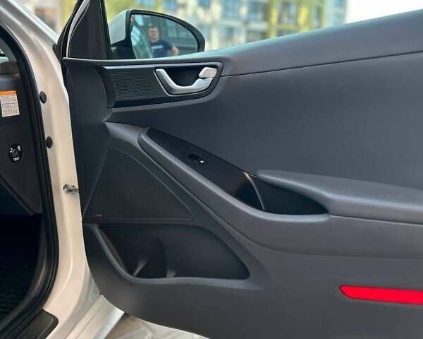 Белый Хендай Ioniq, объемом двигателя 0 л и пробегом 62 тыс. км за 14100 $, фото 33 на Automoto.ua