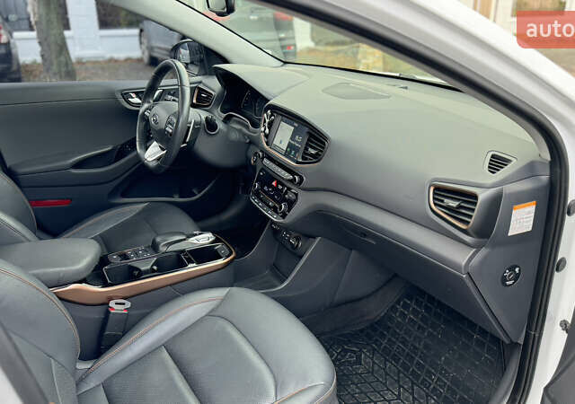 Белый Хендай Ioniq, объемом двигателя 0 л и пробегом 130 тыс. км за 15500 $, фото 8 на Automoto.ua