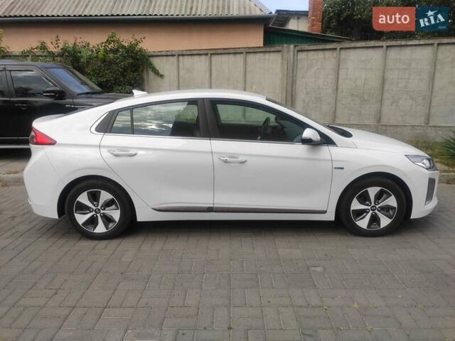 Белый Хендай Ioniq, объемом двигателя 0 л и пробегом 124 тыс. км за 15000 $, фото 6 на Automoto.ua