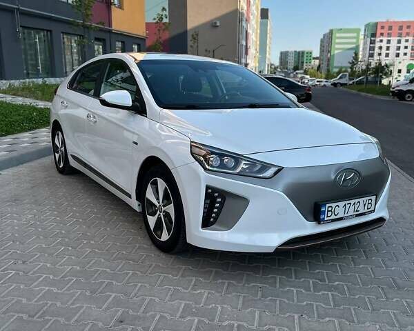 Белый Хендай Ioniq, объемом двигателя 0 л и пробегом 62 тыс. км за 14100 $, фото 7 на Automoto.ua