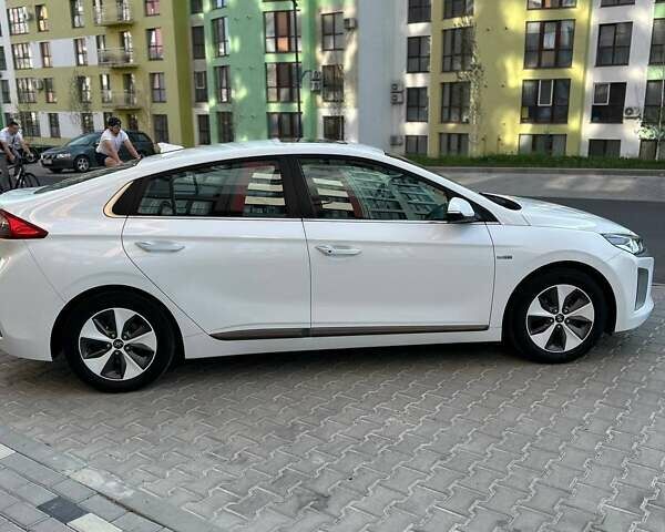 Белый Хендай Ioniq, объемом двигателя 0 л и пробегом 62 тыс. км за 14100 $, фото 15 на Automoto.ua